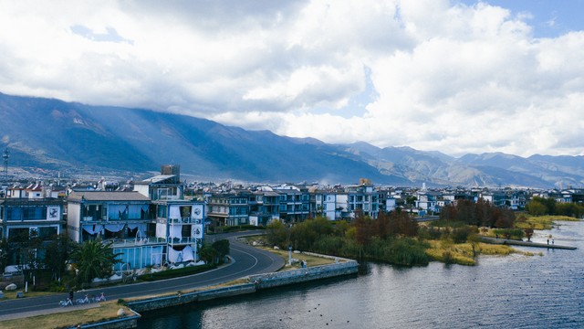 欢迎来到大理，一个充满神秘与美丽的城市，这里不仅有迷人的风景，还有让人意想不到的故事——当美景遇上寄生虫：大理怪病背后的真实故事