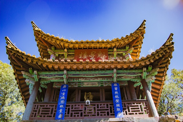 昆明金殿风景区旅游图：一场穿越古今的奇幻之旅，探索那座闪耀千年的铜铸宫殿！
