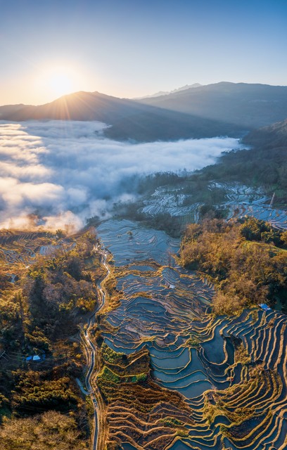 云南旅游歌舞表演：一场来自彩云之南的灵魂盛宴，带你穿越千年的民族记忆，感受最纯真的民间艺术，每一曲都是历史的回响，每一步舞都踏出了文化的传承
