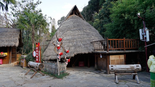 云南民族村租民族服装：穿上少数民族的传统服饰，瞬间穿越到七彩云南的多彩世界，50元起拍出最美的你！