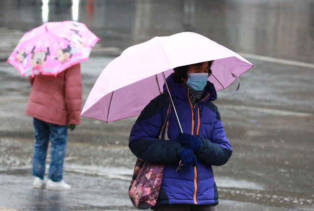 当气温降至多少度需要穿羽绒服？——揭秘寒冬里的时尚与温暖的秘密，探索那些被忽视的保暖细节，以及如何在寒冷中保持风度