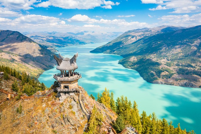 新疆的风景区有哪些地方？带你领略从北到南、从东到西的绝美风光，感受这片土地上每一寸山河的魅力！