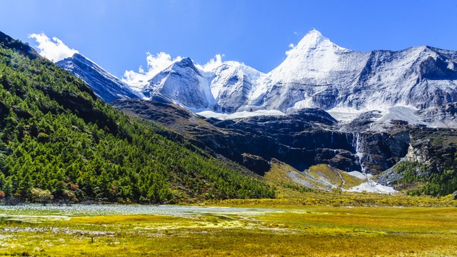 丽江-亚丁稻城：一场心灵与自然的邂逅，从古城到雪山下的诗意旅程