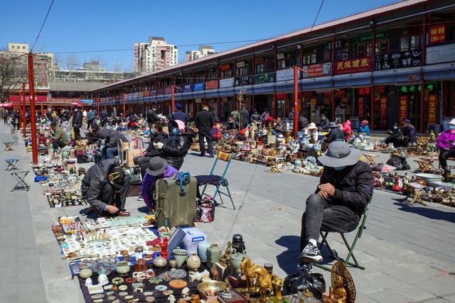 潘家园怎么走？从劲松地铁站出发，步行21分钟直达潘家园旧货市场，周末清晨六点就热闹非凡，等你来淘宝！