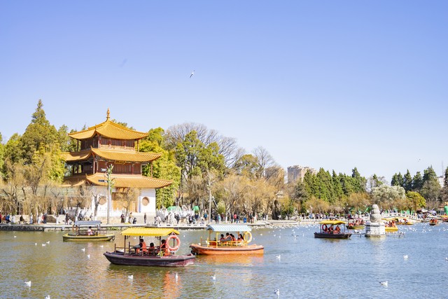 昆明大观楼游乐场：摩天轮下的欢乐天地，亲子游玩的梦幻乐园，2024年不可错过的家庭娱乐中心