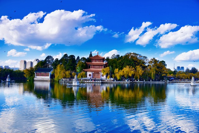 3月昆明旅游必备物品大揭秘：轻装上阵，畅享春城美景，防晒、保暖、美食一个都不能少！