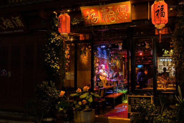 丽江酒吧一条街：从白天的宁静到夜晚的狂欢，一场关于浪漫与邂逅的真实故事
