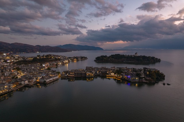 大理洱海晚上夜景：当夜幕降临，洱海如何从白天的宁静转变成夜晚的璀璨星光，一场不容错过的视觉盛宴！