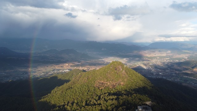 云南光芒山：一片能让人心静的神奇土地，探索世界最大万亩矮化古茶园的秘密