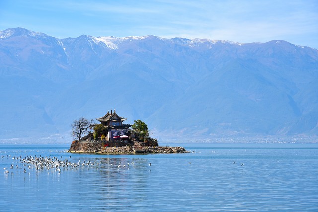 大理必须景点：洱海的浪漫骑行与苍山的壮丽雪景，还有那些隐藏在古城角落里的故事
