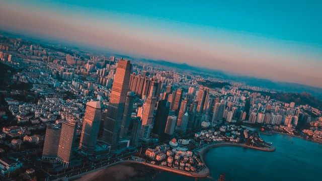 想在这座城市：寻找属于自己的那片天空，从今天起，每一个清晨都充满希望与活力 | 探索都市生活的无限可能，发现隐藏在角落里的小确幸，感受这座城市的温度与心跳