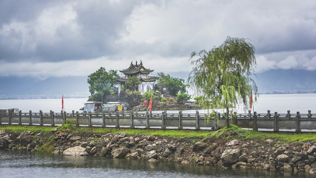 普者黑至昆明高铁：从山水田园到都市繁华，一条铁路串联起的不只是距离，更是梦想与现实的桥梁