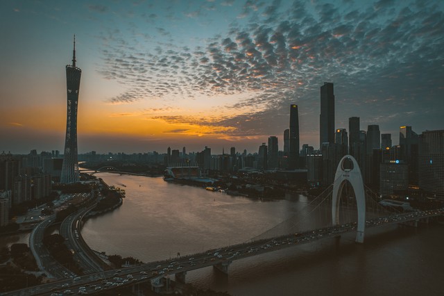 广州为什么很挤？从地铁到街头，这座城市如何承载千万人的梦想与生活