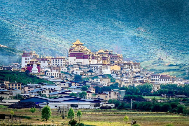 去云南旅游玩香格里拉：从丽江出发，穿越雪山草原，遇见心中的日月——一场难忘的高原之旅
