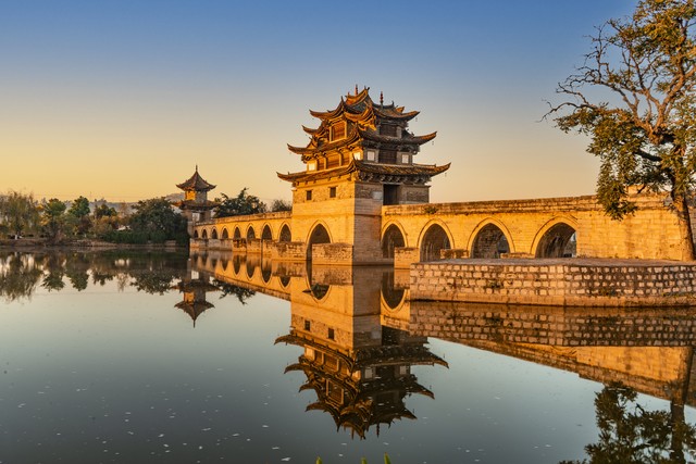 走进建水：千年古城的现代复苏，从古井到紫陶街，一场穿越时空的文化之旅