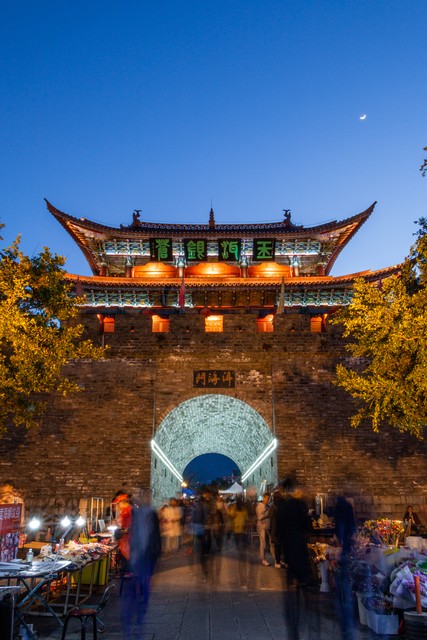 大理古镇怎么玩？2024年最新最全的大理古城游玩攻略，带你发现不一样的白族风情，体验最地道的云南文化，从古老城墙到热闹洋人街，从清晨的日出到夜晚的灯火阑珊，这里有你不容错过的每一个精彩瞬间！