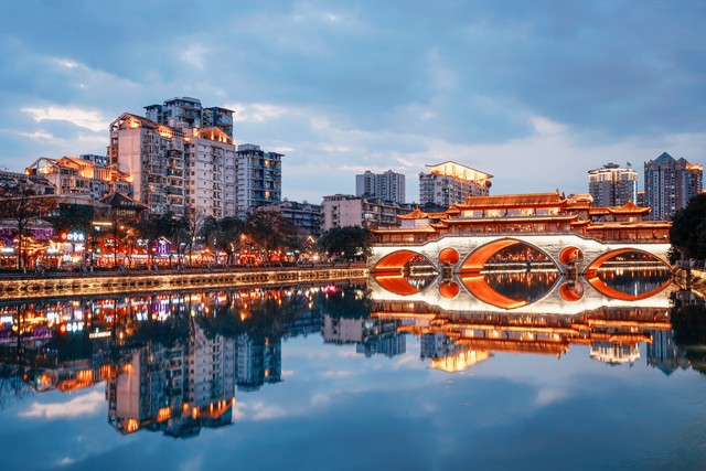 成都旅游有泸沽湖：从繁华都市到高原明珠的梦幻之旅，探索那片清澈见底、能见度达12米的神秘水域，以及沿途令人叹为观止的自然风光与人文风情