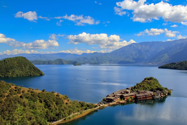 泸沽湖旅游摄影点：从日出到日落，捕捉每一个心动瞬间，你绝对不想错过的梦幻之地