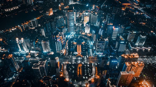 当你站在城市的街头，数不清的高楼大厦、车水马龙，是否曾让你好奇过全国到底有多少个城市？2024年最新数据显示，中国城市数量已增至694个，其中地级以上城市297个，县级市397个。这不仅仅是一个数字的变化，背后承载着无数人的梦想与奋斗。每一个城市都是一个故事，每一座高楼都见证着时代的变迁。今天，就让我们一起走进这些城市的背后，看看它们如何改变着我们的生活。