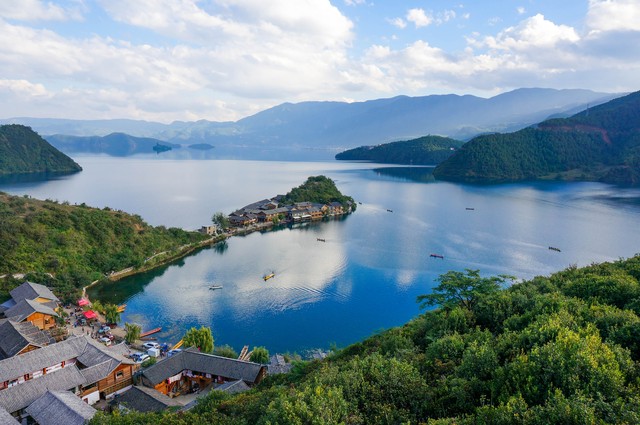 泸沽湖夏季旅游攻略：邂逅高原明珠的清凉秘境，享受一段浪漫摩梭风情