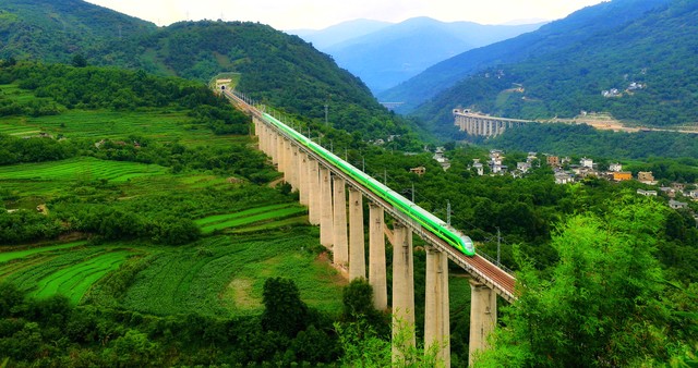 广州到昆明旅游报价查询：2024冬季最热旅行线路，超值团购价等你来抢！广州出发直飞昆明，体验春城魅力，尽享云南风情