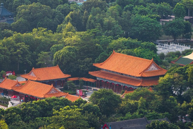 云南旅游大理皇家寺院：探索千年古刹崇圣寺三塔的神秘与美丽，感受大理的佛国风情，这里是每个旅行者必到的打卡圣地
