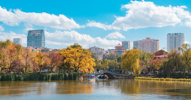 昆明十一月份穿什么衣服？让本地人告诉你最真实的穿搭秘籍，带你玩转秋冬时尚，轻松应对早晚温差，享受阳光明媚的好天气