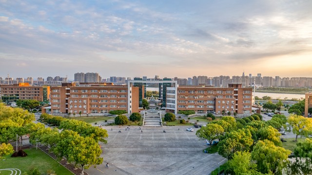 昆明理工大学面积大揭秘：从1503亩新校区到5418亩校园总面积，这所大学是如何一步步成长为云南教育的骄傲？