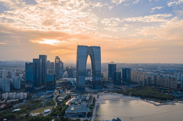 当你站在苏州的街头，四面八方都是故事：苏州附近的城市有哪些，带你穿梭古今江南水乡与现代都市的交响曲
