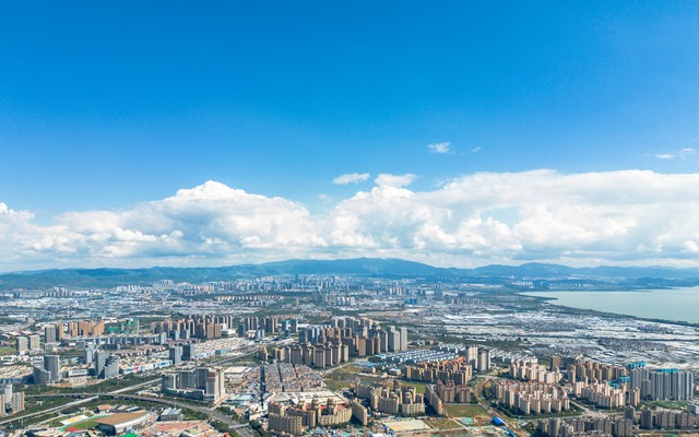 当你站在昆明街头，呼吸着那清新的空气，是否曾想过脚下这片土地究竟有多高？昆明海拔高度是多少，这个看似简单的问题背后藏着无数游客与本地人心中的好奇。今天就带你走进这座被誉为“春城”的地方，揭开它神秘的面纱，感受这座城市独特的魅力。