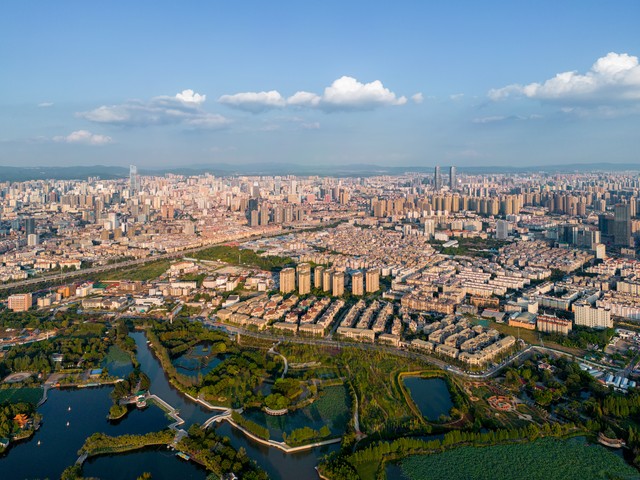 云南滇池路民族村翡翠：穿越时空的民族风情与璀璨明珠，一场不容错过的视觉盛宴