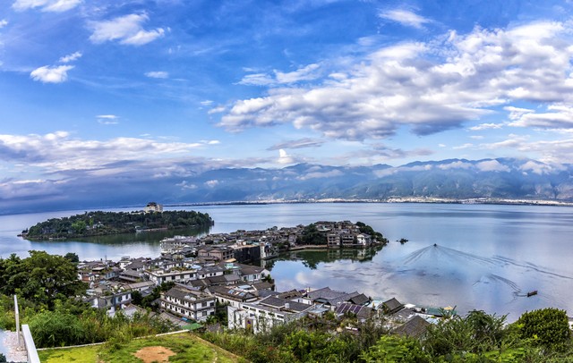 大理暑假旅游人数爆棚，古城里人山人海的热闹景象让人目不暇接