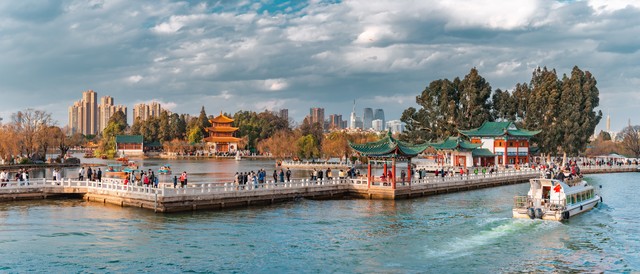 昆明旅游景点三天英语：一场说走就走的旅行，带你领略春城的独特魅力，让心灵在蓝天白云下自由飞翔！
