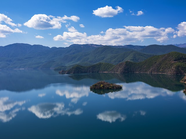 详细阅读:四月去泸沽湖旅游,感受大自然的恩赐与摩梭文化的魅力,你准备好开启一段难忘的旅程了吗? 四月去泸沽湖旅游,感受大自然的恩赐与摩梭文化的魅力,你准备好开启一段难忘的旅程了吗?