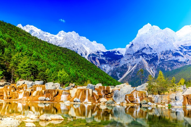 云南旅游要买什么？那些让你带回家的地道好物，绝对不能错过！