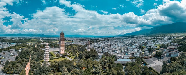 当你踏入大理古城，仿佛穿越时空的隧道，每一步都踏在历史的脉搏上——大理古城有多大？这座承载着千年文明的城市，竟然拥有3平方公里的广阔空间，令人惊叹不已！