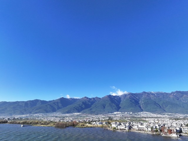 探索大理高端：从云海之巅到人间仙境，一场说走就走的奢华之旅，发现隐藏在苍山洱海间的顶级享受，体验不一样的云南风情，感受大自然赋予这片土地的独特魅力，揭开大理不为人知的秘密花园，探索那些只属于少数人的私藏景点，走进一个既古老又现代的新大理