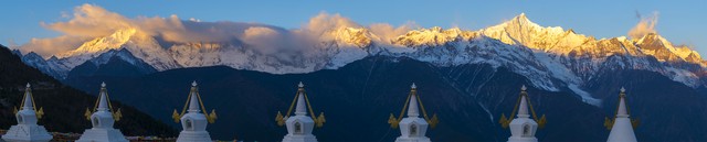 梅里雪山香格里拉旅游：一场与自然对话的心灵之旅，探索云南最神圣的雪山美景，体验藏族文化的独特魅力，追寻那令人心醉的日出金山奇观