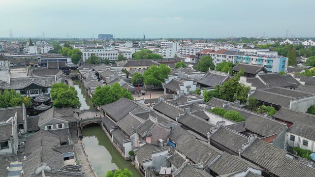 桐乡到嘉兴要多久？从桐乡出发，最快13分钟抵达嘉兴南站，高铁票价仅需15元起，体验风驰电掣的旅程