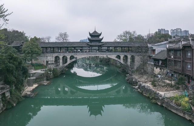怎么到芙蓉镇？从吉首出发，坐汽车直达这个挂在瀑布上的千年古镇，体验一次不一样的旅行！