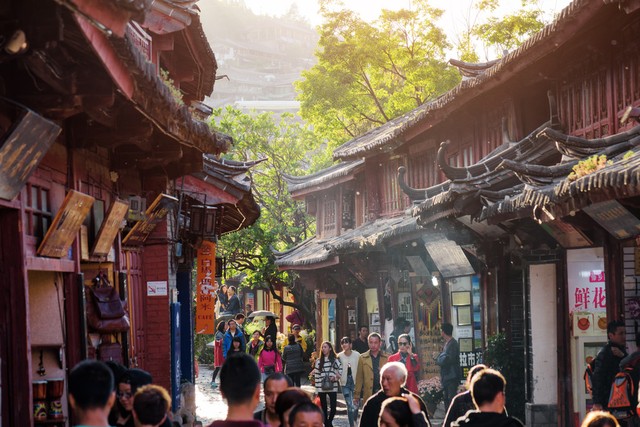 云南丽江旅民族装：穿上那身绚丽的衣裳，仿佛穿越时空，遇见最美的自己