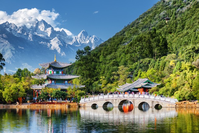 丽江两日旅游在线：从古城到雪山，一场说走就走的心灵之旅，感受不一样的慢生活，体验最地道的纳西风情，让每一刻都充满惊喜与感动