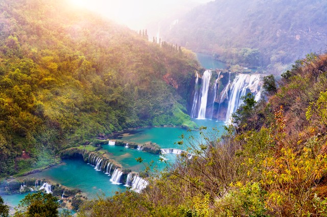 云南旅游瀑布景点爱情剧：从苍山洱海到石林阿诗玛，一段段动人心弦的爱情故事在这些美丽的地方悄然绽放