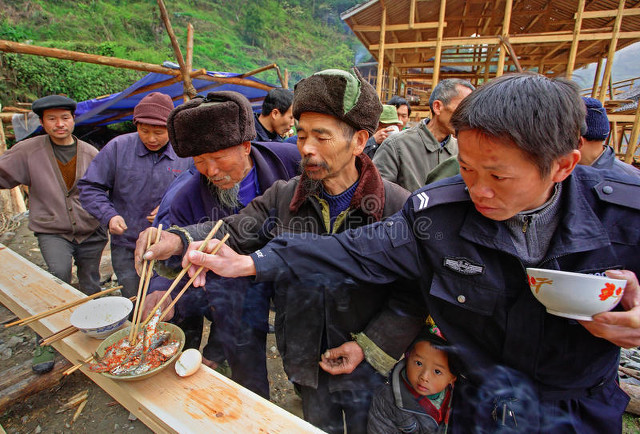 贵州有哪些民族？走进多彩贵州，探索18个世居民族背后的故事，感受不一样的风土人情，发现那些隐藏在山川之间的文化瑰宝