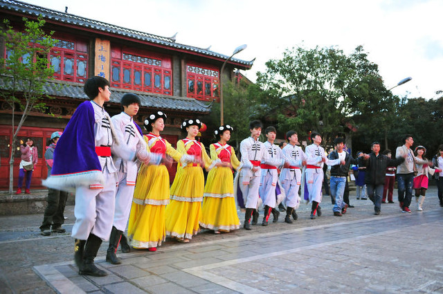 大理民族服饰：从古老传统到现代时尚，看白族姑娘们如何用针线讲述千年故事