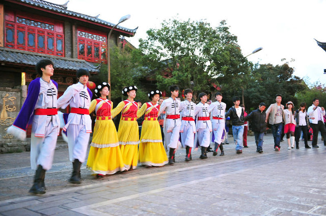 云南少数民族旅游县：探索那些隐藏在彩云之南的神秘角落，让心灵与自然共舞，感受不一样的民族风情