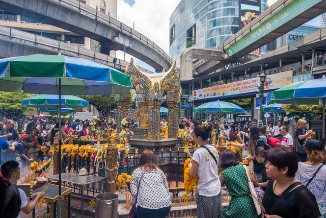 想知道四面佛在泰国哪里？曼谷市中心的繁华地带，四面佛静静守护着无数人的梦想与希望