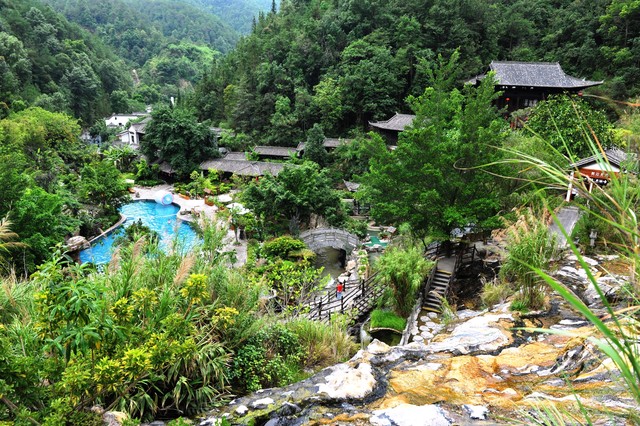 云南龙陵市旅游景点：从稻田捉鱼到温泉康养，一场不容错过的田园冒险之旅