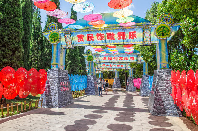 云南民族村景区自驾游：从昆明出发，探索26个少数民族的风情画卷，带您走进一个充满惊喜与感动的旅程