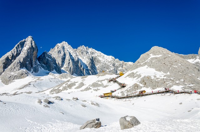 丽江玉龙雪山下的纳西族爱情故事：一场说走就走的婚纱照之旅，见证每一对新人最真挚的情感